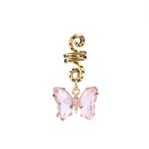 Détail d'un accessoire de cheveux en spirale dorée avec pendentif papillon rose