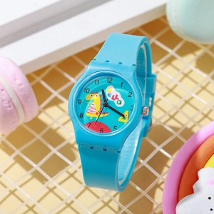 Dettaglio dell'orologio per bambini in silicone blu con dinosauro giallo sul quadrante
