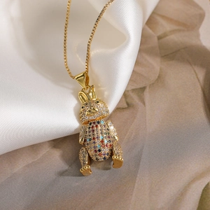 Collana con ciondolo a coniglio dorato con zirconi colorati e arti mobili su seta