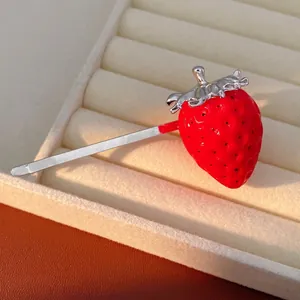 Set collana e fermaglio a forma di fragola con strass su vassoio per gioielli di lusso