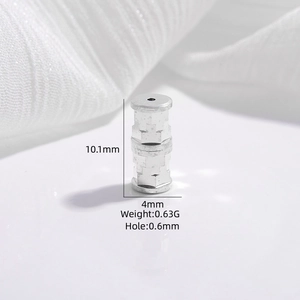 Dettaglio macro della chiusura a vite in argento S925 con foro da 0,6 mm per gioielli fai da te