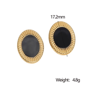 Detailansicht ovaler 18k vergoldeter Ohrringe mit schwarzem Emaille-Inlay, Größe 17,2 mm