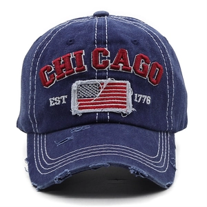 Détail de la broderie Chicago et du patch drapeau américain sur la casquette en jean délavé