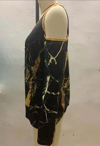 Detail des Cold-Shoulder-Ärmels mit goldenem Marmordruck und metallischer Borte