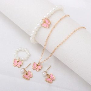 Parure élégante en perles avec pendentifs papillons roses incluant collier et boucles