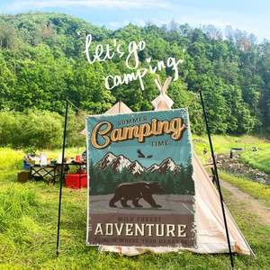 Détail de la bannière de camping avec illustrations rétro de montagnes, forêt et ours