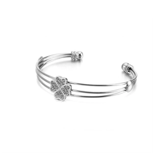 Bracciale rigido argento a tre fili con charm a quadrifoglio e zirconi lucenti