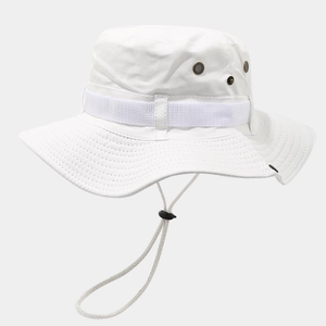 Détail d'un bob blanc à large bord avec œillets métalliques et cordon ajustable