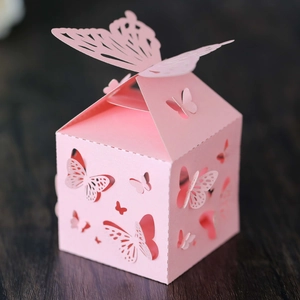 Detail der rosa lasergeschnittenen Gastgeschenkbox mit elegantem Schmetterling-Aufsatz