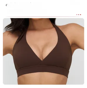 Dettaglio del reggiseno sportivo marrone scuro con scollo a V e ampia fascia di sostegno