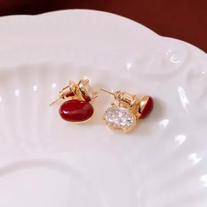 Boucles d'oreilles ovales rouges plaquées or avec pierres de zircone scintillantes