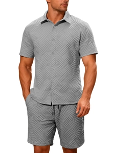 Détail de l'ensemble gris à manches courtes avec texture jacquard et cordon de serrage