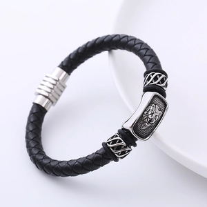 Bracciale da uomo in pelle nera intrecciata con ciondolo a testa di leone in acciaio