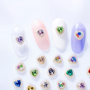 Bijoux d'ongles cœur aurora 3D avec bordure en perles en rose, violet et bleu