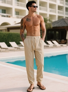Dettaglio dei pantaloni in lino beige da uomo con coulisse in vita e taglio dritto