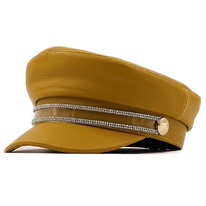 Gelbe Schirmmütze aus PU-Leder mit Strassband und goldenen Knöpfen im Retro-Stil