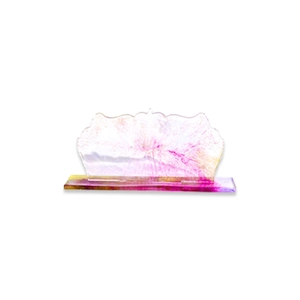 Primer plano del molde de resina con textura de mármol rosa y amarillo y borde ondulado