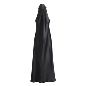 Détail d'une élégante robe licou en satin noir avec texture et drapé soyeux