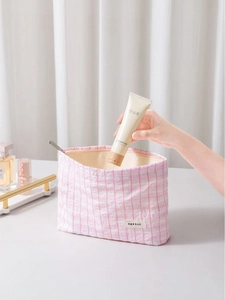 Trousse à maquillage à carreaux rose et blanc avec nœud brodé et étiquette sobre