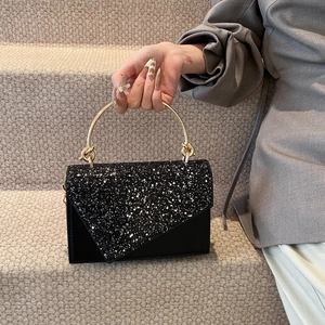 Elegante schwarze Abendtasche mit Pailletten und goldenem runden Metallgriff für Damen