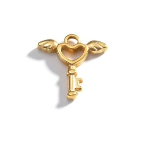 Détail d'un pendentif clé cœur ailé plaqué or 18 carats pour création de bijoux