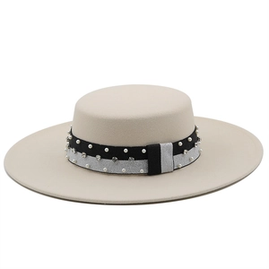 Chapeau canotier en laine crème élégant avec ruban de perles et larges bords plats