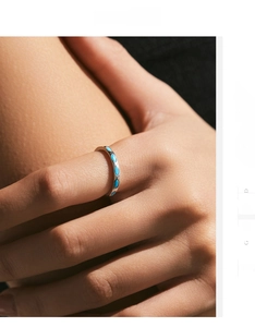Vue rapprochée d'une bague en argent S925 avec turquoise sur une main de femme