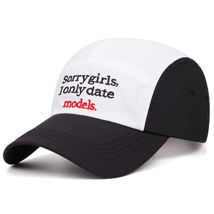 Klassische schwarz-weiße Five-Panel Baseballkappe mit rotem Slogan-Schriftzug