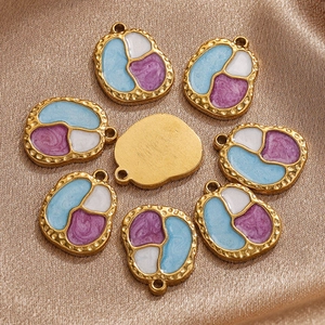 Pendentifs en émail tricolore avec bords dorés martelés pour création de bijoux