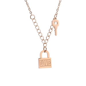 Collier en acier titane or rose avec pendentif serrure Love et clé sur fond blanc