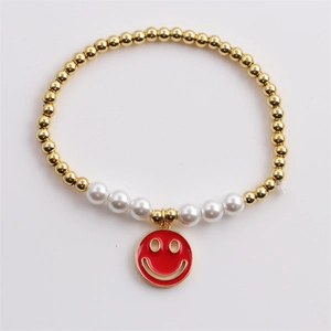 Bracelet tendance en perles dorées avec perles blanches et pendentif smiley rouge