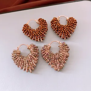 Boucles d'oreilles cœur en perles bronze et champagne avec crochets en or rose raffiné