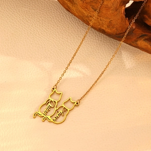 Collier personnalisé en or 18k avec deux chats entrelacés et les prénoms Quinn et August