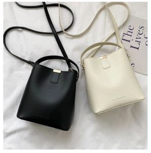 Detailansicht der stilvollen Eimertasche mit Fashion-Gravur auf glattem Material