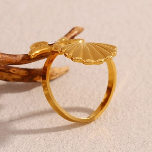 18K gold-plated stainless steel starfish and shell ring with rhinestone on sandy surface