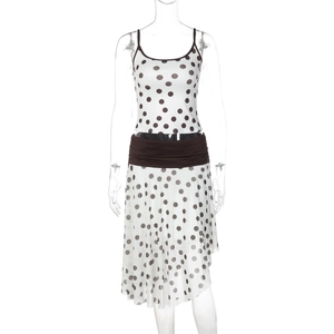 Détail du haut court à pois et jupe asymétrique taille haute pour femmes