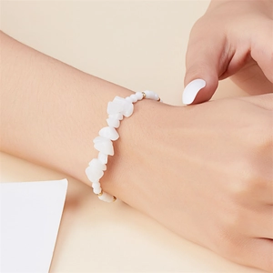 Nahaufnahme eines böhmischen handgefertigten Edelsteinarmbands am Handgelenk