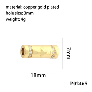 Détail macro d'une perle cœur plaquée or 18 carats avec dimensions 18mm et 7mm