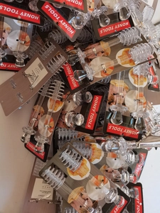 Gros plan de bâtonnets à miel en verre avec spirale sur cartes de présentation