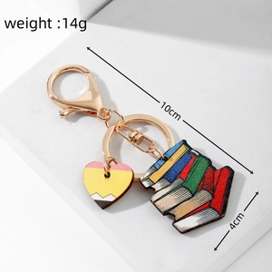 Dettaglio portachiavi in legno per insegnanti con libri e cuore, lunghezza 10 cm