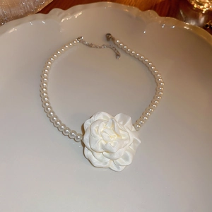 Collier ras du cou en perles élégantes avec un pendentif fleur de rose en tissu blanc