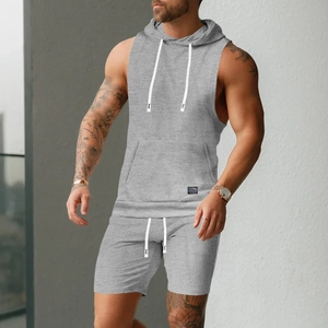 Détail de l'ensemble gris à capuche pour hommes montrant la maille gaufrée et la poche kangourou