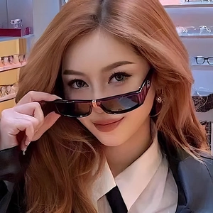 Vintage square fashion sunglasses with gradient purple lenses and gold bridge detail