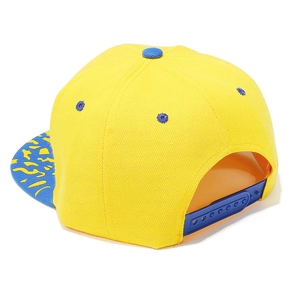 Detailansicht des blauen Snapback-Verschlusses an einer gelben Hip-Hop-Baseballkappe