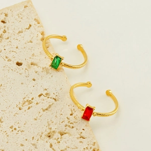 Bagues dorées ajustables avec zircons rectangulaires vert et rouge, vue à 45 degrés