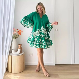 Grünes Minikleid mit tropischem Palmenmuster, eleganten Glockenärmeln und V-Ausschnitt