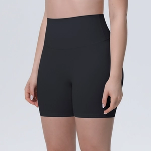 Vue frontale d'un short de yoga noir taille haute en tissu de compression mat très extensible