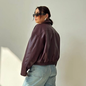 Vista posteriore di un bomber in ecopelle bordeaux con orlo elastico in stile vintage retrò