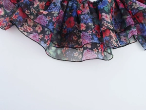 Detaillierte Nahaufnahme der dunklen Chiffon-Rüschen und Lagenstoff-Struktur