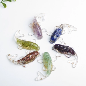 Ensemble de six figurines de poissons koi en résine avec pierres de cristal et feuilles d'or